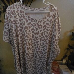 Amazon Essentials Women's Short Sleeve Leopard Print Tee - Pink and White